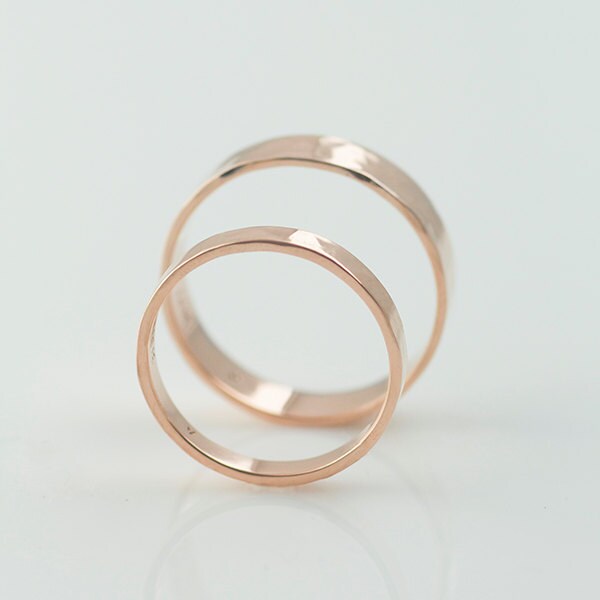 Rose Gold Eheringe Recycled Hand Geschmiedet 14K Eco Freundliche Metall Rose Gold Eheringe Recycled Hand Geschmiedet 14K Eco Freundliche Metall von VKDesignsJewelry