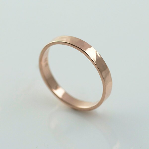 Rose Gold Hochzeit Bands Recycling Von Hand Geschmiedet 14K Eco Friendly Metal von VKDesignsJewelry