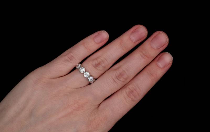 3.00-4.25Ct T.w. Erstellt Diamant 4mm Lünette Eternity Ring Band 925 Sterling Silber/Gelbgold Rosegold Ton 3.00-4.25Ct T.w. Erstellt Diamant 4mm Lünette Eternity Ring Band 925 Sterling Silber/Gelbgold Rosegold Ton von VLCoJewelry