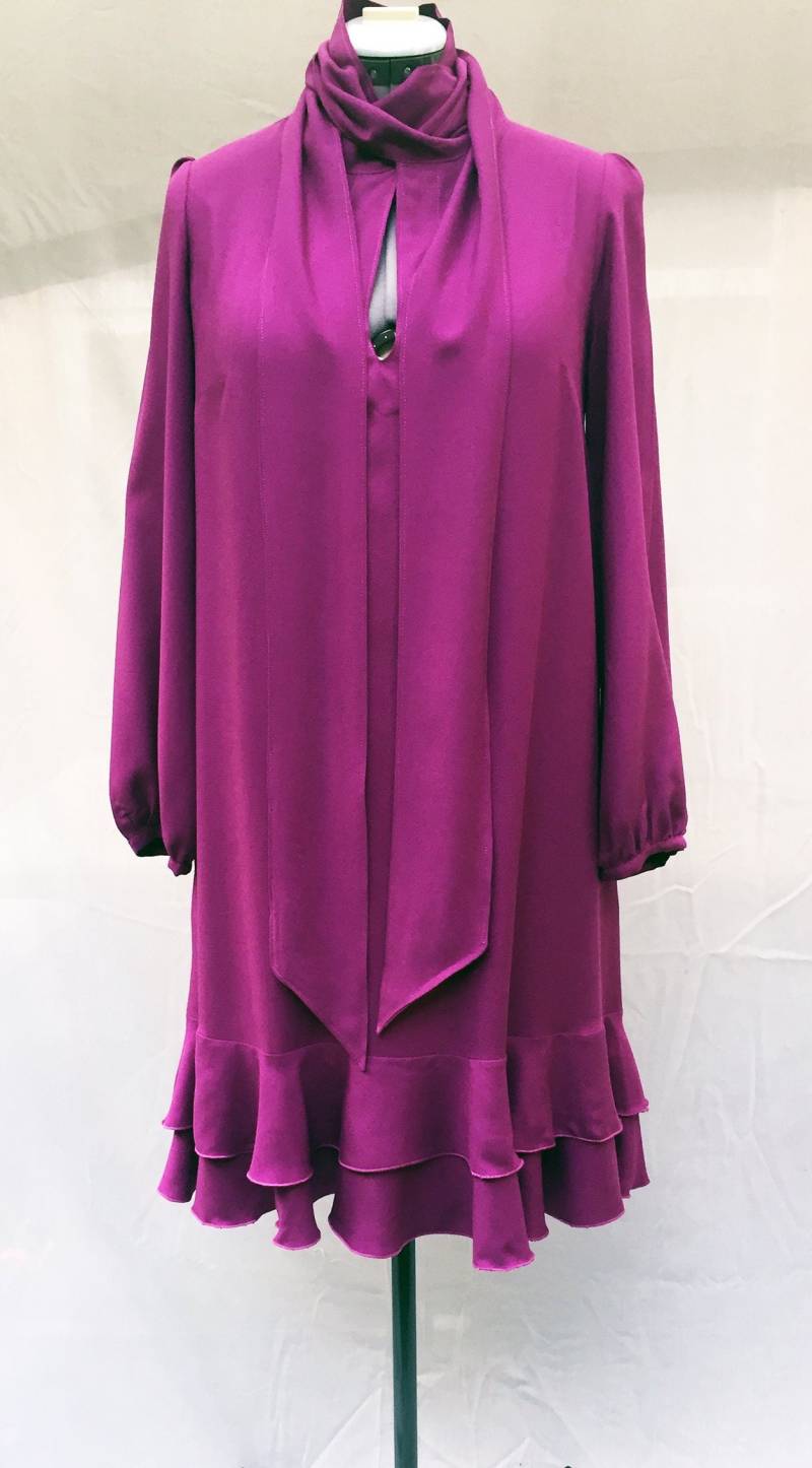 Dunkelfuchsiafarbenes Kleid Mit Krawattenkragen - Dunkelfuchsiafarbenes Viskosekleid Großen Rüschen Handgefertigt Hergestellt in Frankreich von VLbasics