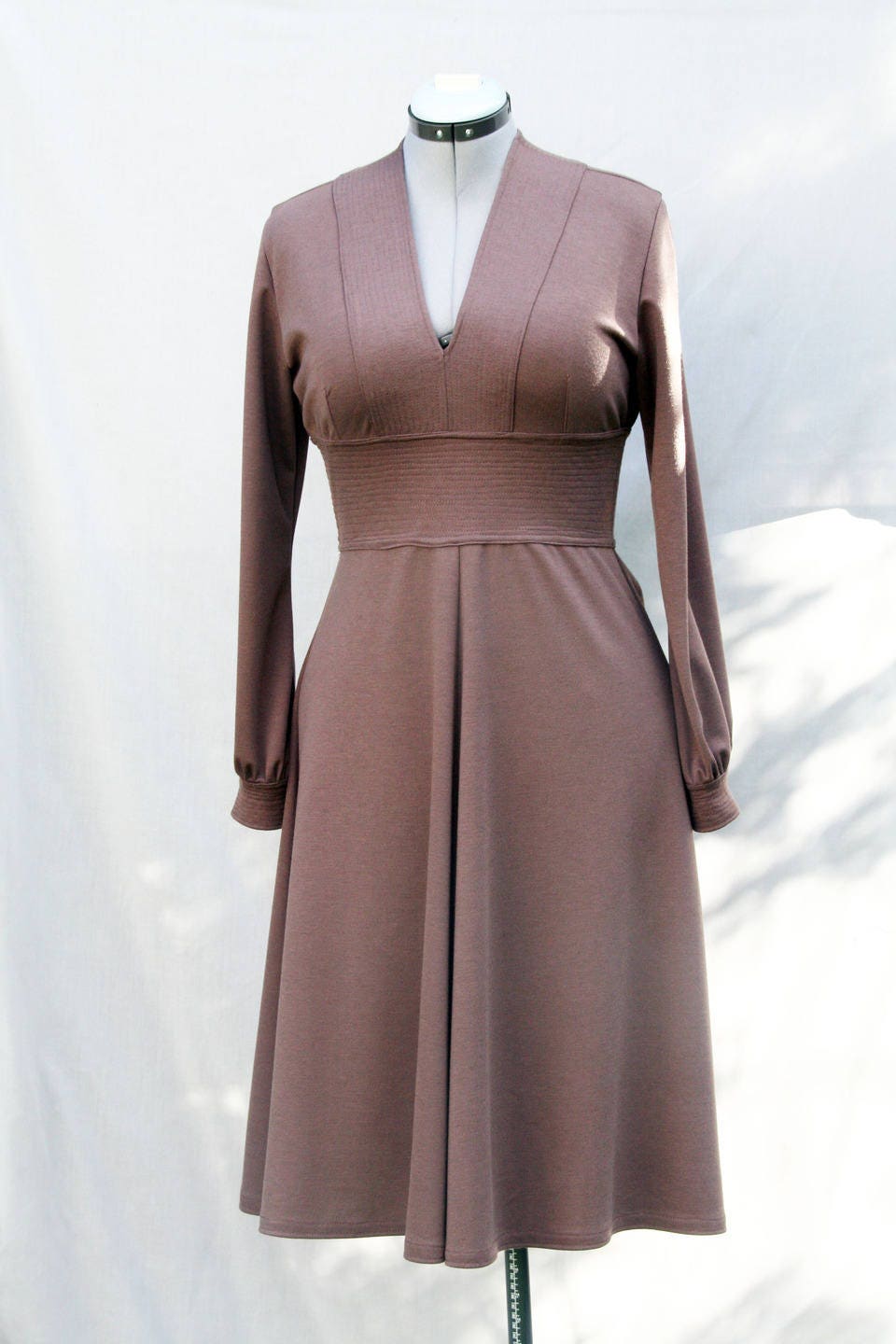 Hellbraunes Milano-Jersey-Kleid - Hellbraunes Midi-Kleid Taupefarbenes Jersey-Kleid Dunkelbeiges Handgefertigt Hergestellt in Frankreich von VLbasics