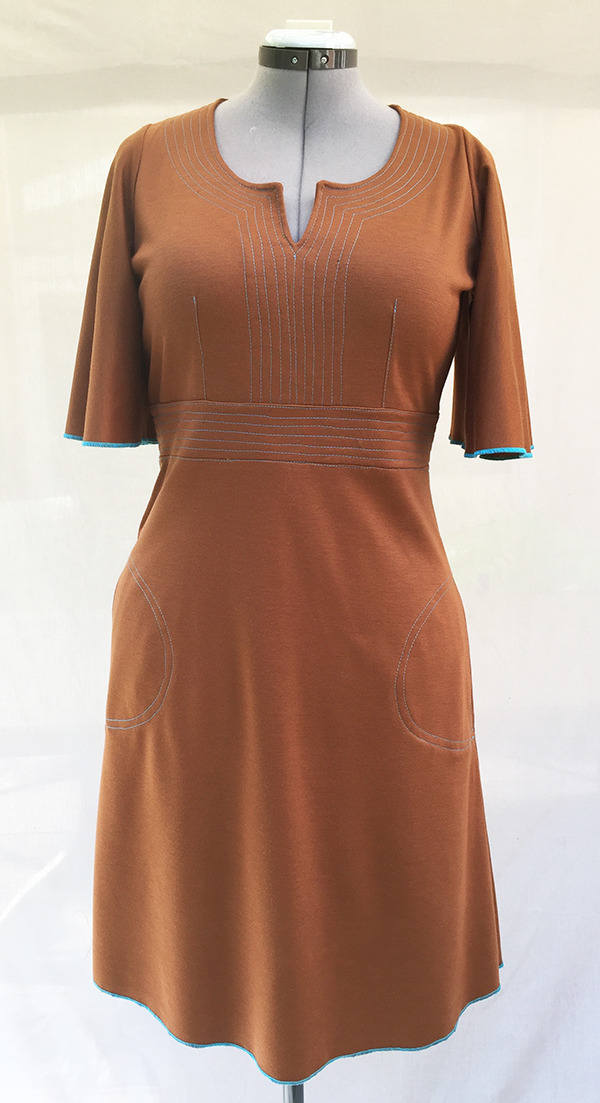 Milano Kamel Jersey Kleid Mit Türkis Garn Surpiqures - Schmetterling Ärmeln Midi Handgefertigt Made in France von VLbasics