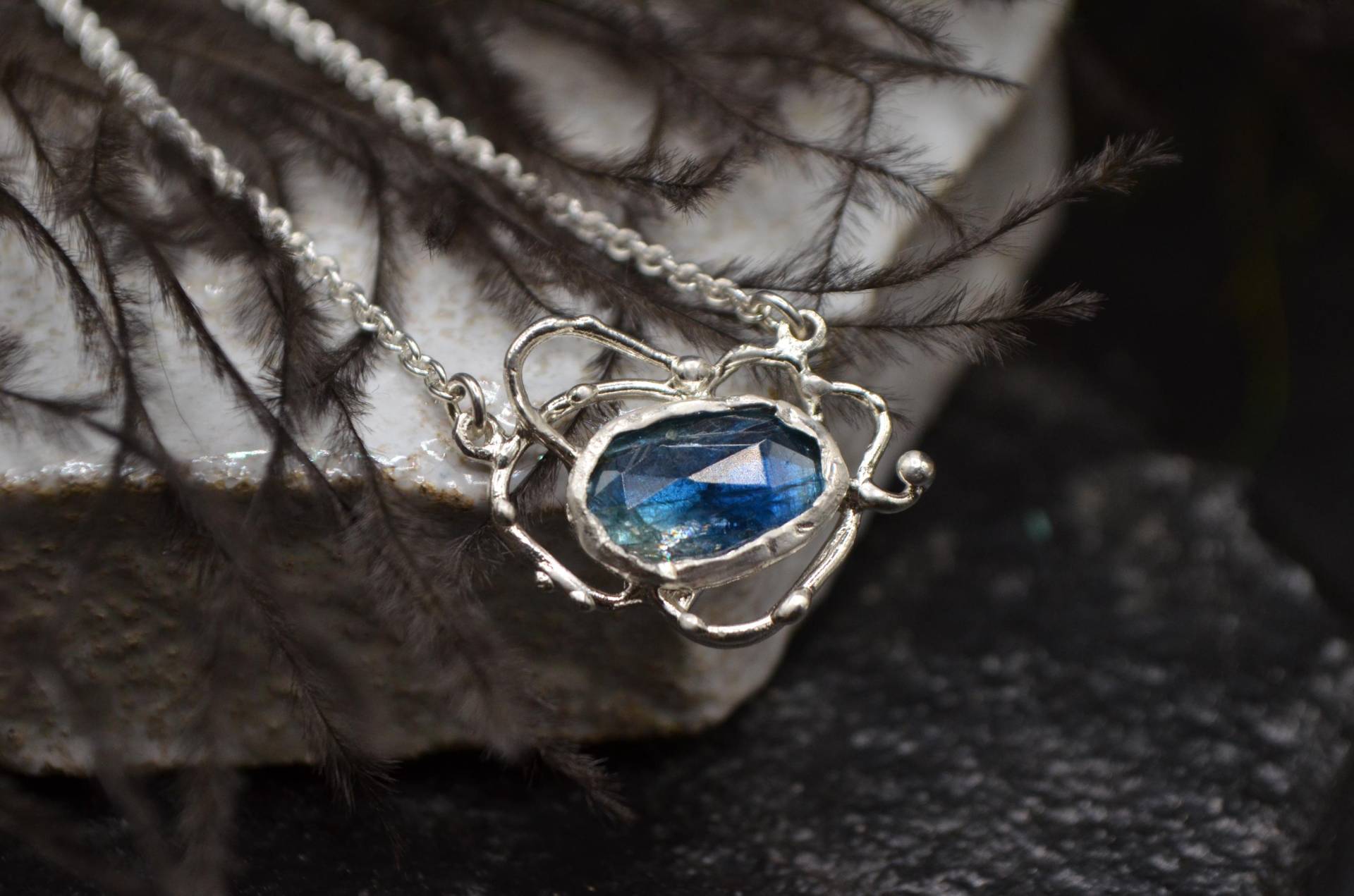 Kyanit-Halskette, Halskette Aus 925Er Sterlingsilber, Kyanit-Anhänger, Steinanhänger, Rustikale Halskette, Mit Blauem Edelstein, Handgefertigt in von VMJewelryDesign