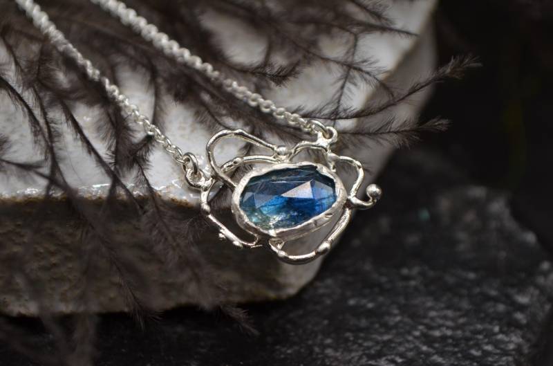 Kyanit-Halskette, Halskette Aus 925Er Sterlingsilber, Kyanit-Anhänger, Steinanhänger, Rustikale Halskette, Mit Blauem Edelstein, Handgefertigt in von VMJewelryDesign