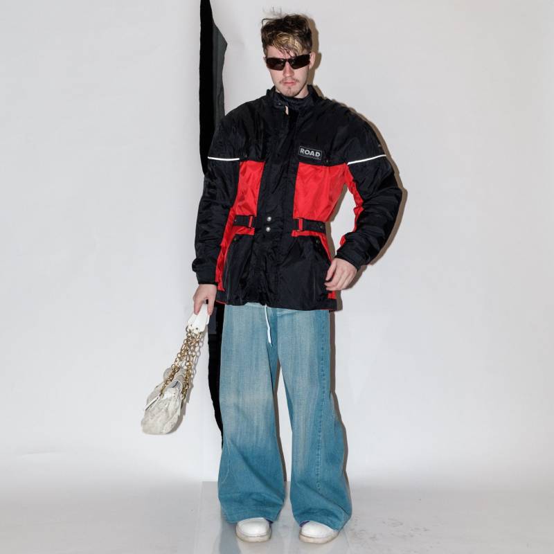 90Er Vintage Gepolsterte Motorradjacke in Schwarz Und Rot von VOLGAVINTAGE