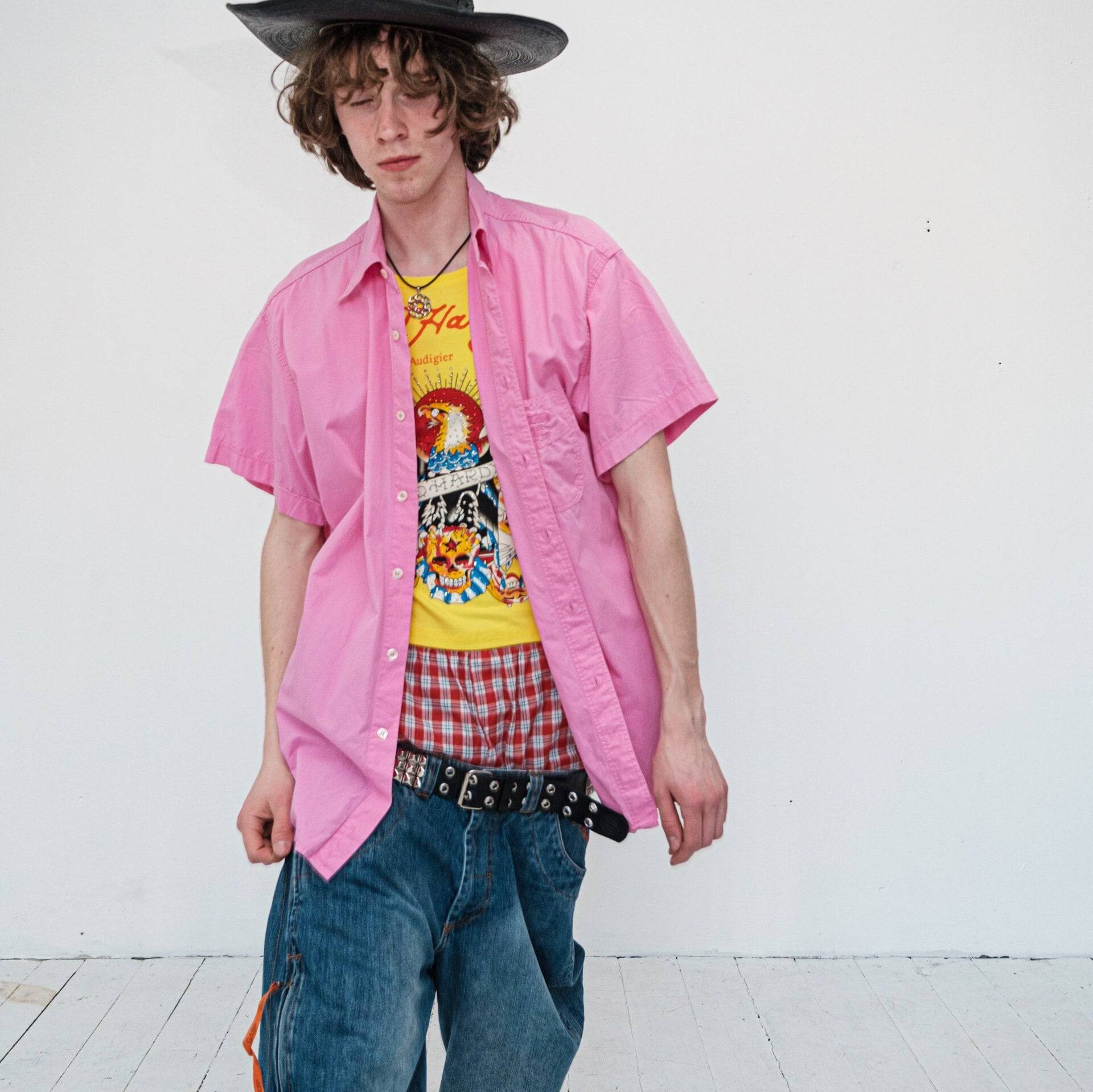 90Er Vintage Skater Boy Button-Up Shirt in Bubblegum Pink von VOLGAVINTAGE