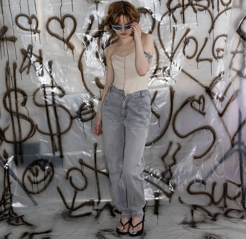 Vintage 90Er Escada Gerade Bestickte Mom Jeans in Wolkengrau Vintage 90Er Escada Gerade Bestickte Mom Jeans in Wolkengrau von VOLGAVINTAGE