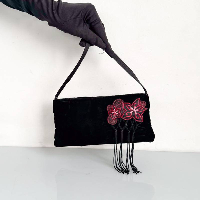 Vintage Y2K Entzückende Blumen Samt Handtasche in Weichem Schwarz von VOLGAVINTAGE