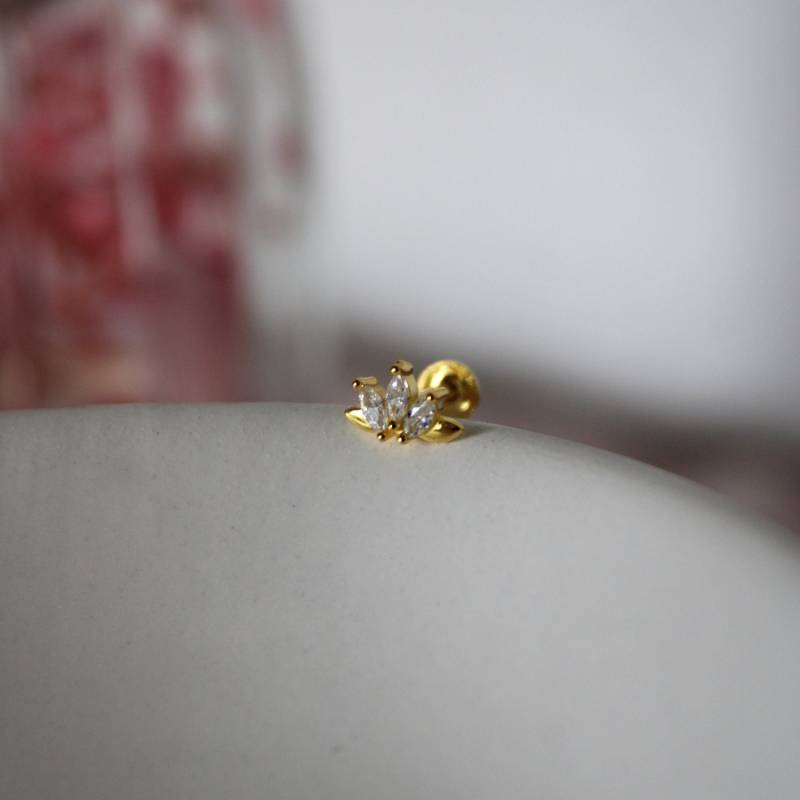 Lotusblüte Helix Piercing Mitzirkon | Blumen Labret Tragus Ohrpiercing 925 Silber Gold Stecker Knorpel Ohrstecker von CapaliaSchmuck