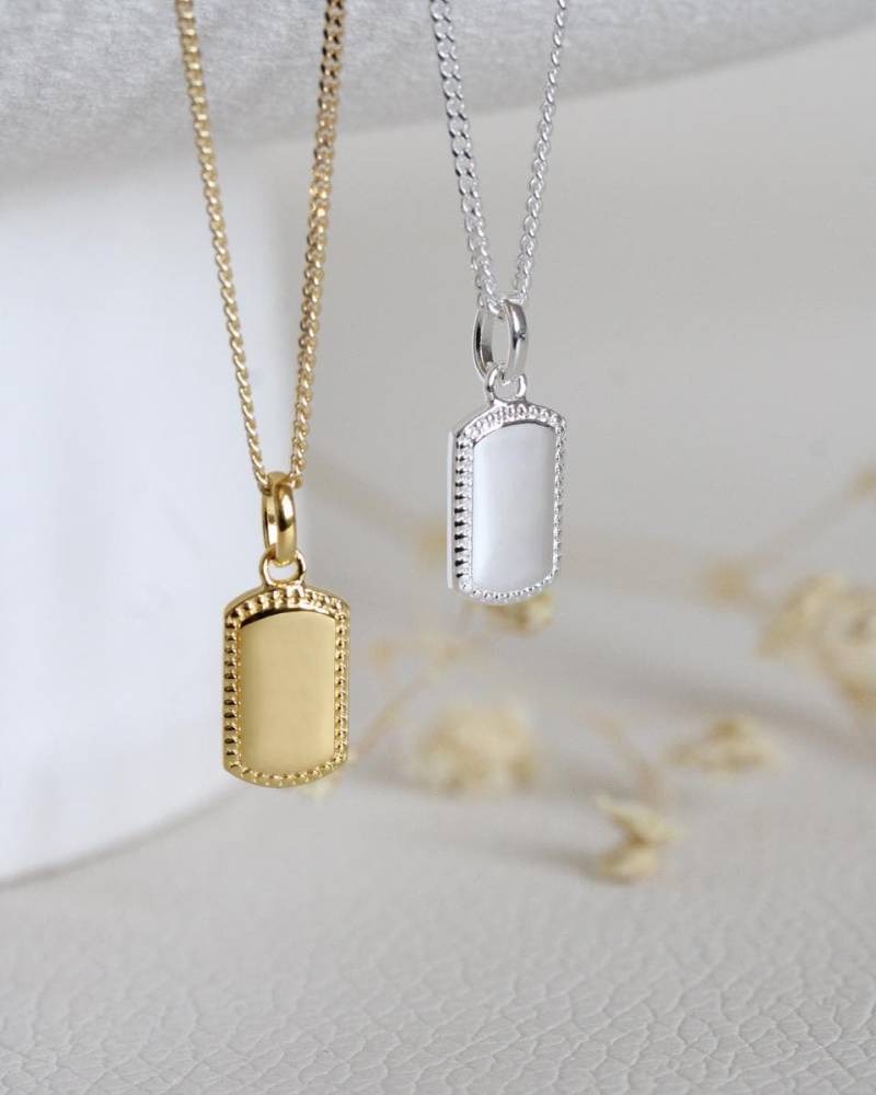 Personalisierte Halskette Mit Rechteckigem Anhänger Gold, Filigraner Gravuranhänger Geschenk Für Frauen , 925 Silber, Wasserfester Schmuck von CapaliaSchmuck