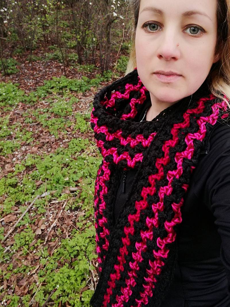 Häkeln Sie Unendlich Schal Chevron Muster Zick Zack Rundschal Schwarz Rosa Chunky von VQCrafts
