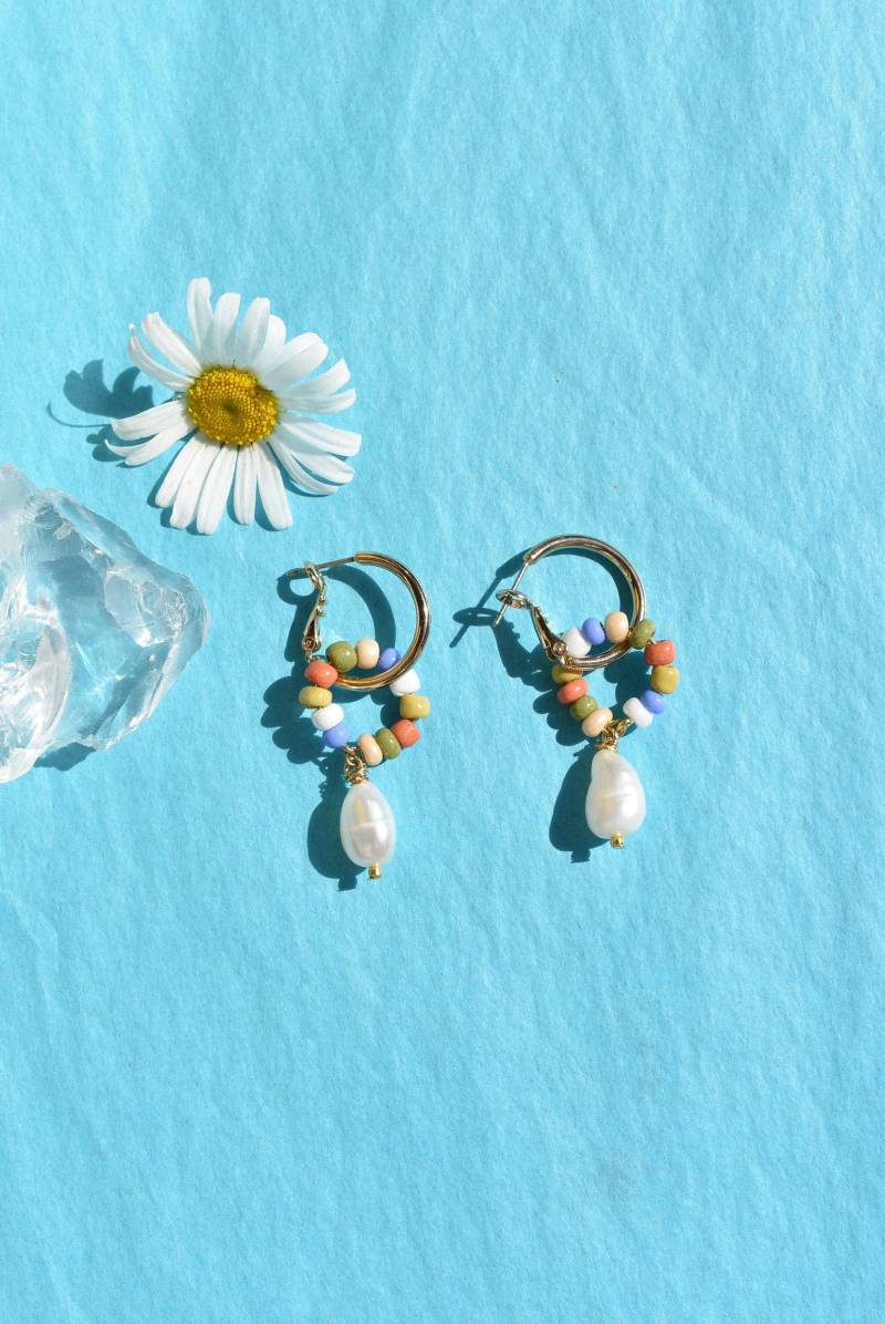 Creolen Mit Bunten Perlen Und Süßwasserperle Soleil ~ Afterraincomessun | Vrnq von VRNQ