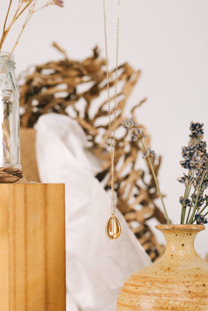 Gold Necklace With Shell Pendant Mila | Vrnq von VRNQ