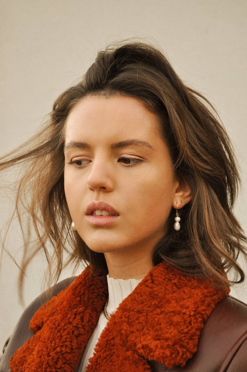 Mini Hoop Earrings With Freshwater Pearls Silver/Gold Nuria | Vrnq von VRNQ