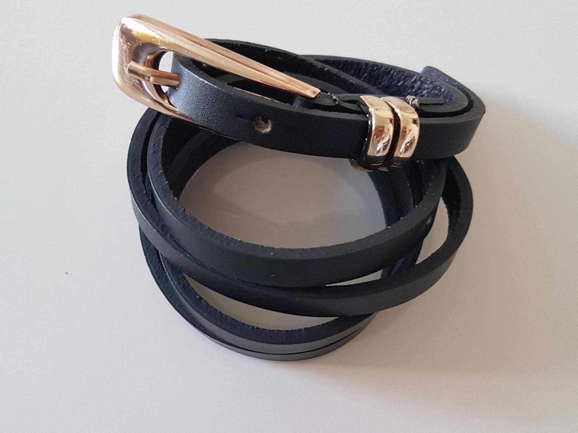 Vintage Schwarzer Ledergürtel Schmaler Metallic Gold Verschluss von VSVintageGoods