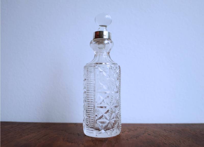 George V Sterling Silber Und Kristall Duftflasche Mit Punze in Bermingham, 1911 Von James Dixon & Sons George V Sterling Silber Und Kristall Duftflasche Mit Punze in Bermingham, 1911 Von James Dixon & Sons von VScollectibles