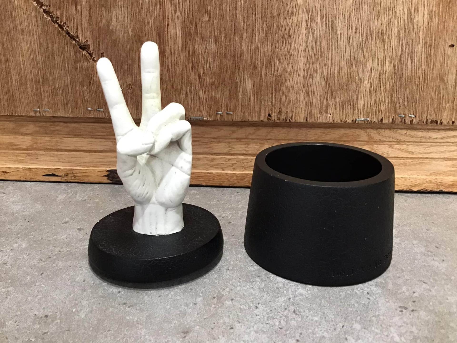 Peace-Zeichen Handsymbol-Skulptur Mit Schüssel-Schwarz-Weiß von VTGItemsAddedDaily