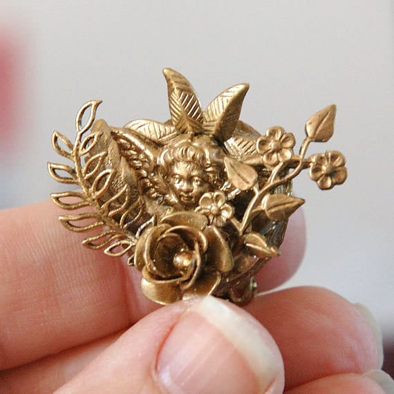 Crazy 80S John Wind, Maximal Art Engel Ohrringe, Matte Gold Stempel, Ummantelter Acrylsockel, Exzellenter Zustand von VWayne