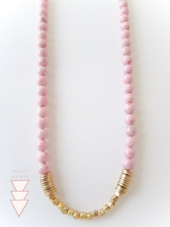 Rosa Fossil Perlen Statement Vintage Halskette, Vergoldete Scheibe Und Gold Nuggets Geschenk Für Sie Unter 50 Rosa Fossil Perlen Statement Vintage Halskette, Vergoldete Scheibe Und Gold Nuggets Geschenk Für Sie Unter 50 von VaLaReseBoutique