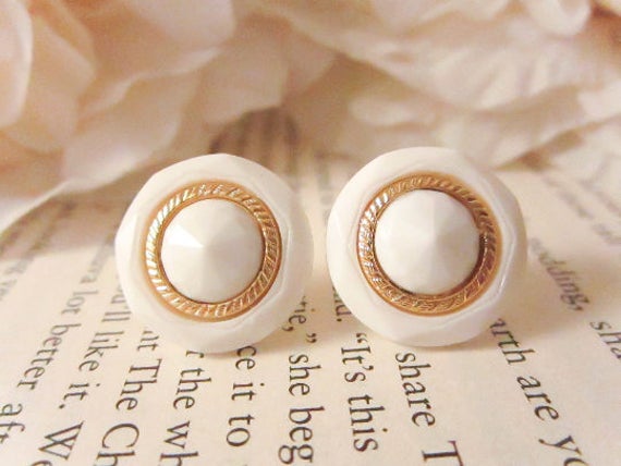 Vintage Gold Und Weiß Edelstein Ohrringe, Knopf Brautjungfern Ohrstecker, Ohrclips, Minimal von VaLaReseBoutique