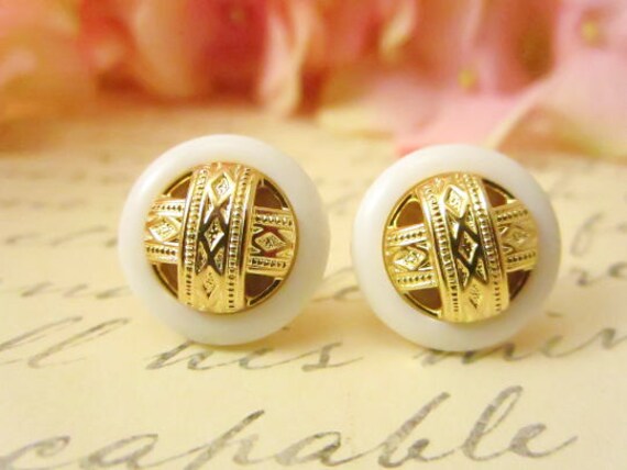 Vintage Knopf Ohrringe, Gold Kreuz Kuppel Und Weiß Ohrringe, Vergoldete Ohrstecker, Brautjungfern Ohrringe, Zierliche Ohrringe von VaLaReseBoutique