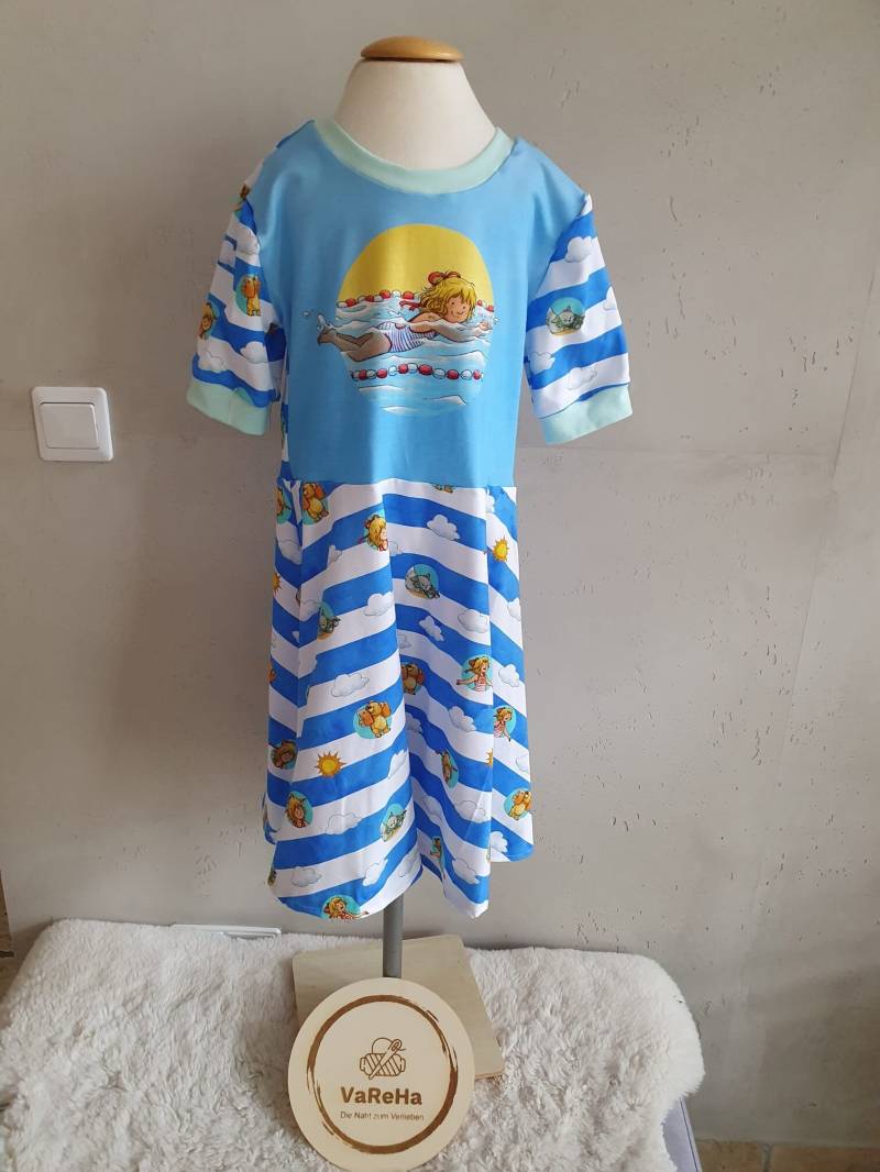 Sommerkleid Für Kinder Mit Muster Meine Freundin Conni Größe 122 - 134 von VaReHaDesign