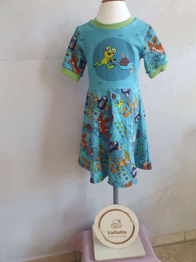 Sommerkleid Für Kinder Mit Muster Pauli Maulwurf Und Frosch Im Garten Größe 104 - 116 von VaReHaDesign