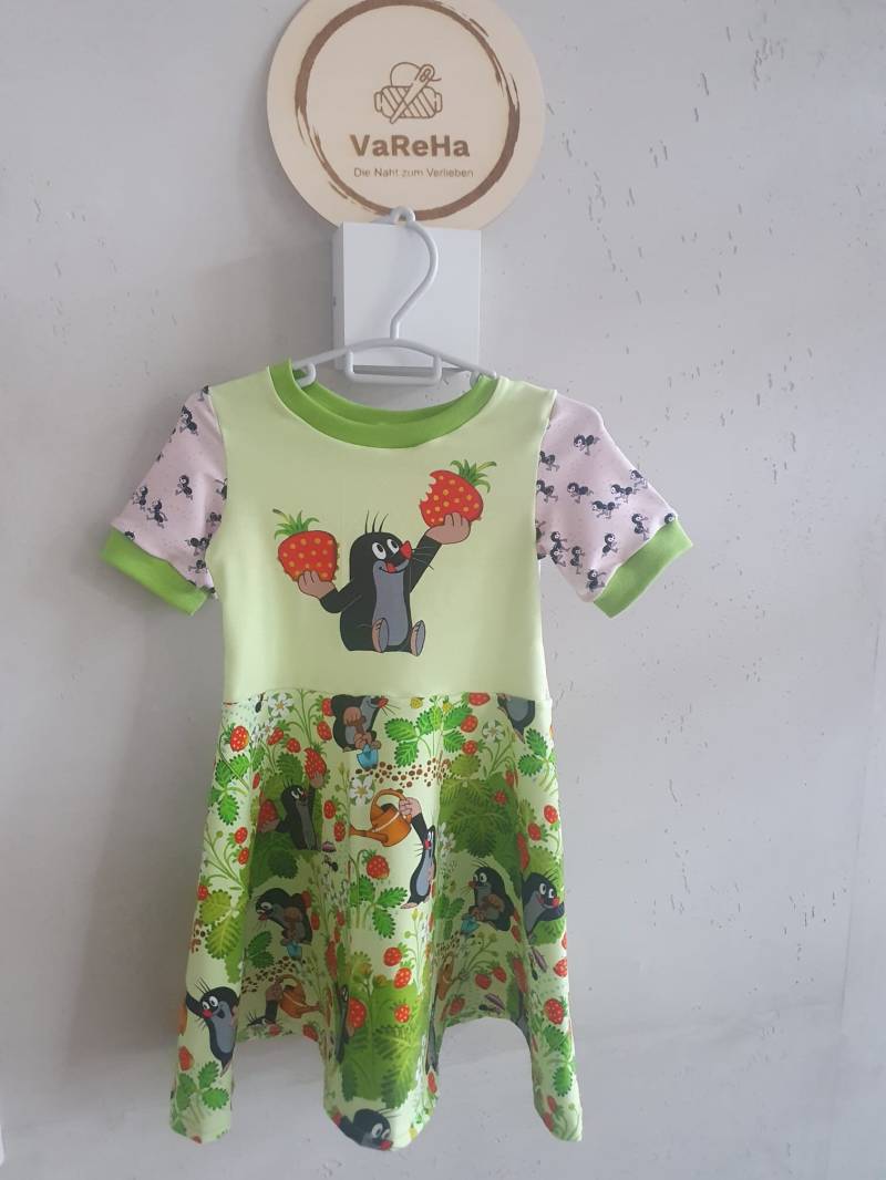 Sommerkleid Für | Klein-Kinder Mit Pauli Maulwurf Im Erdbeergarten Größe 92 - 104 Farbe Grün von VaReHaDesign