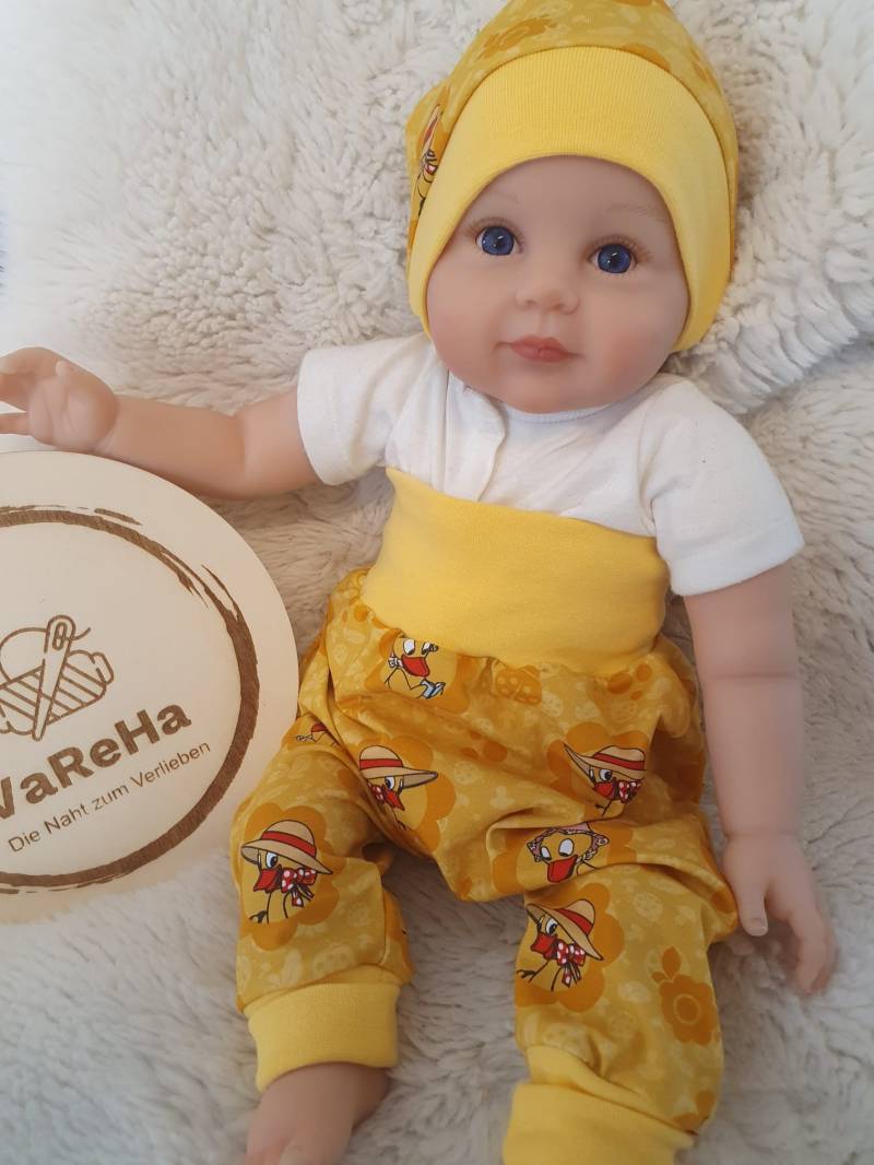 Zweiteiliges Set Aus Pumphose | Größe 50 Bis 62 Und Mütze | Ku 36-40cm Mit Muster Schnatterinchen in Gelb von VaReHaDesign