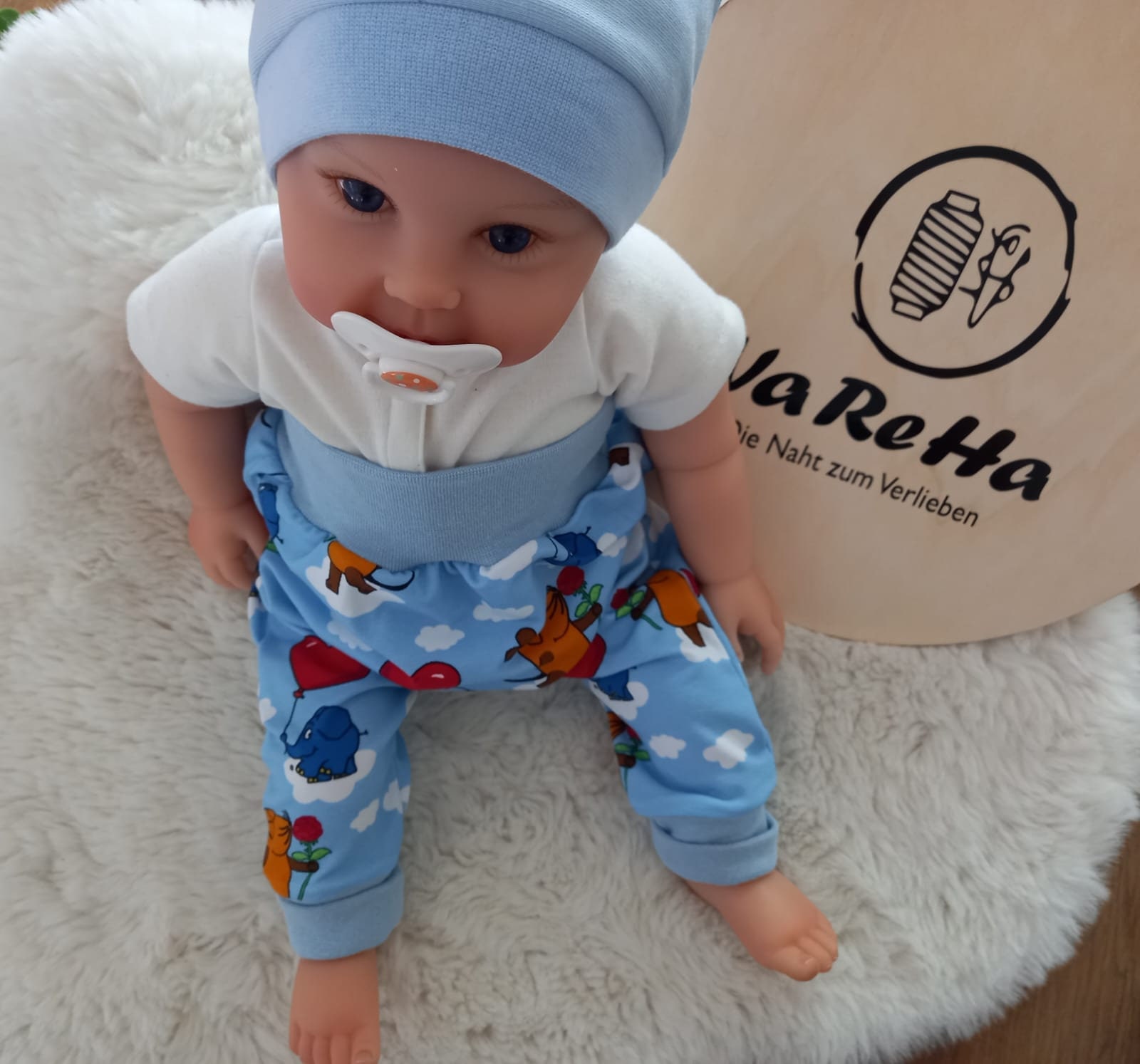 Zweiteiliges Set Aus Pumphose | Größe 50 Bis 62 Und Mütze Mit Muster Maus Elefant in Blau von VaReHaDesign