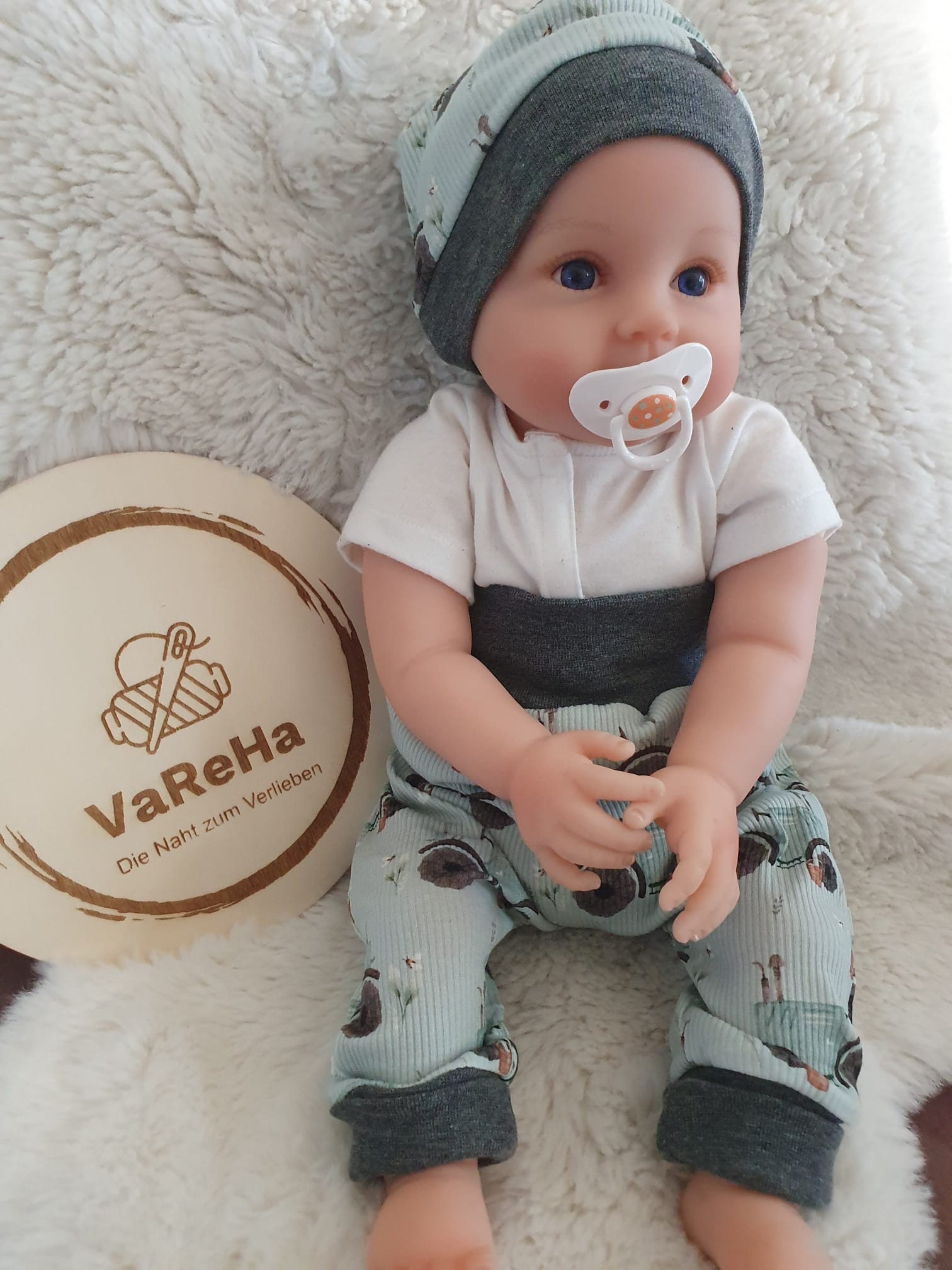 Zweiteiliges Set Aus Pumphose | Größe 50 Bis 62 Und Mütze Mit Muster Trecker in Mint von VaReHaDesign