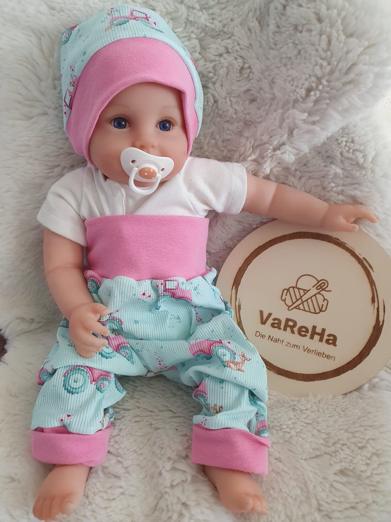 Zweiteiliges Set Aus Pumphose | Größe 62 Bis 74 Und Mütze Mit Muster Trecker, Hasen, Rehen Blumen in Mint Rosa von VaReHaDesign