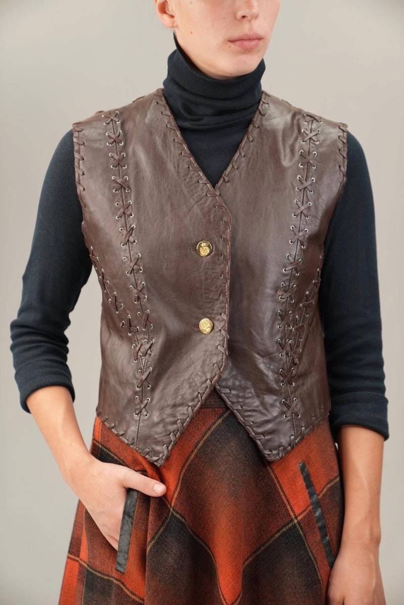 Vintage Echtlederweste, Damen Aus Super Glattem Braunem Leder Mit Schnürdetails | Weste Im Boho-stil von Vabrix