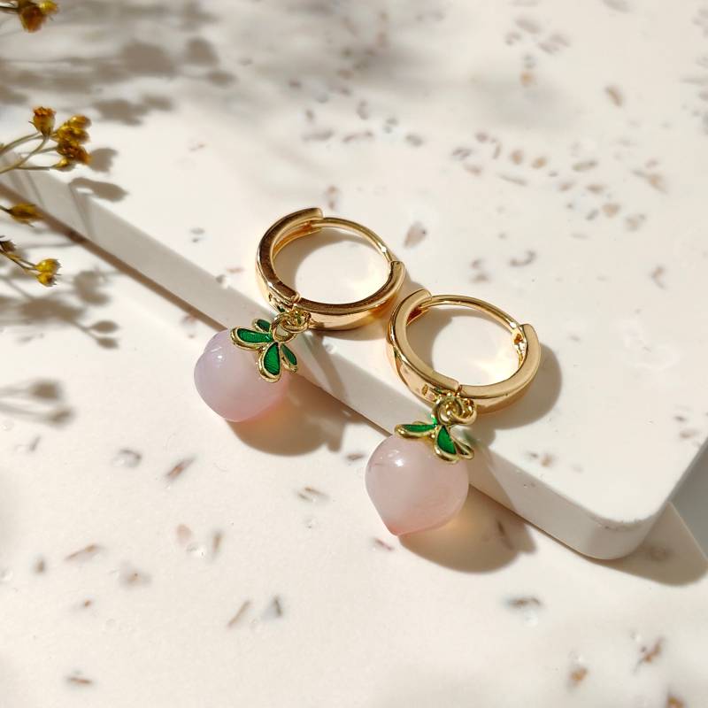 Natürliche Yan Yuan Achat Pfirsich Huggie Hoop Ohrringe von VachanaJewelry