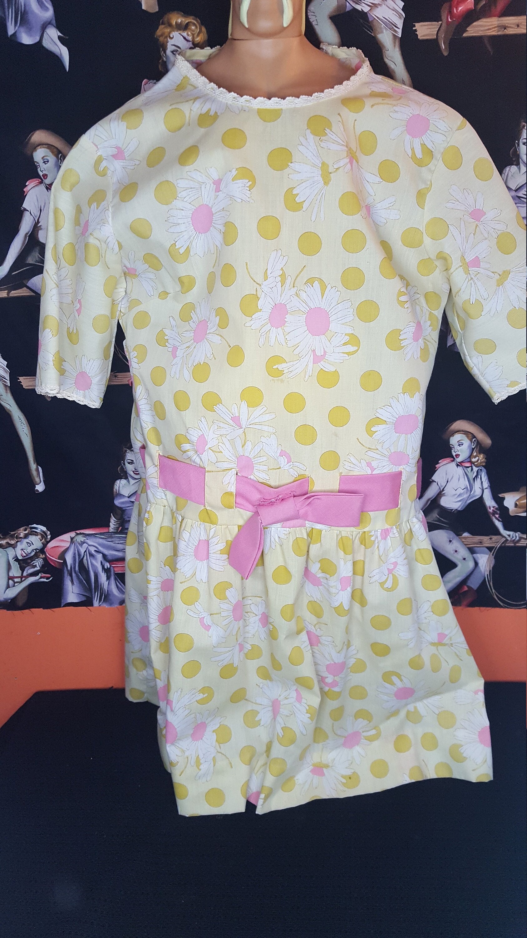 Vintage Handgemachtes Mädchen Gelbes Sonnenkleid Mit Rosa Gürtel von VagabondVintageWagon