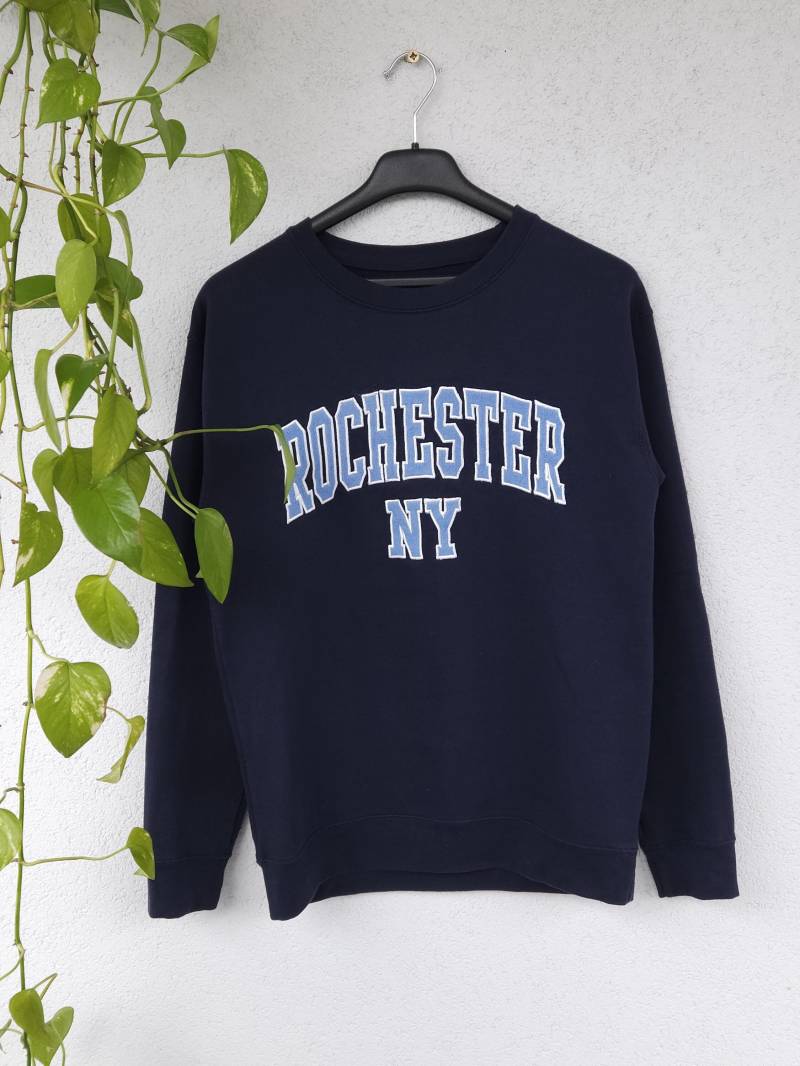 Vintage 90Er Crewneck Sweater Rochester New York Marinbelauer Pullover Gr. M Pulli Retro Spellout Style von VaiaVintage