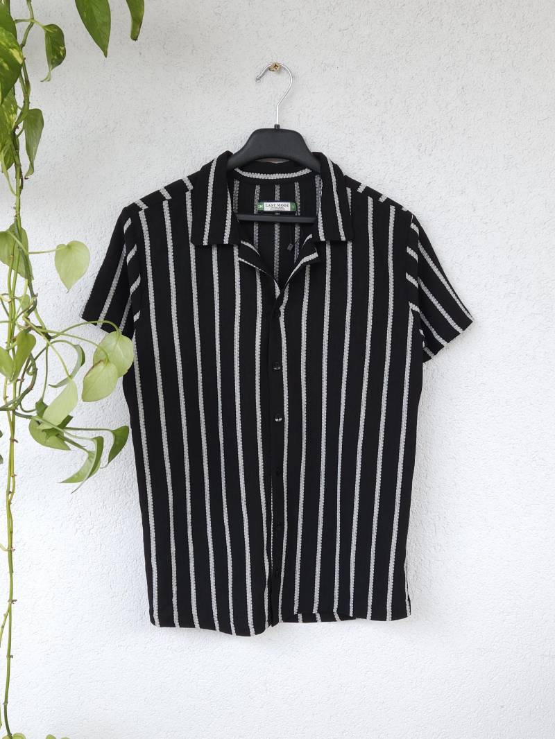 Vintage 90Er Hemd Gestreift Von Last Mode - Kurzarm Herren Größe S Schwarzes Luftig Leichtes Sommer Baumwoll Shirt von VaiaVintage