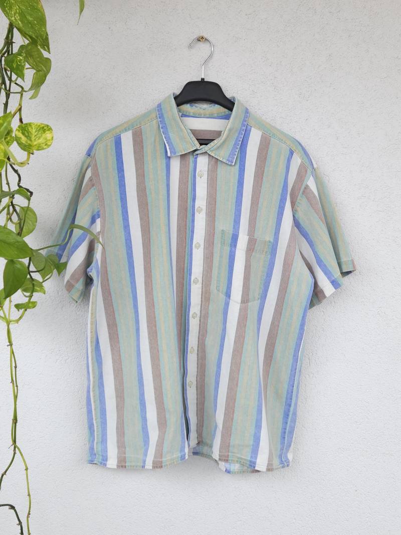 Vintage 90Er Leinenhemd Gestreift - Kurzarm Herren Größe Xl | 43/44 Bunt Sommer Baumwoll Shirt Mit Leinen Retro Hippie Boho Vintage 90Er Leinenhemd Gestreift - Kurzarm Herren Größe Xl | 43/44 Bunt Sommer Baumwoll Shirt Mit Leinen Retro Hippie Boho von VaiaVintage