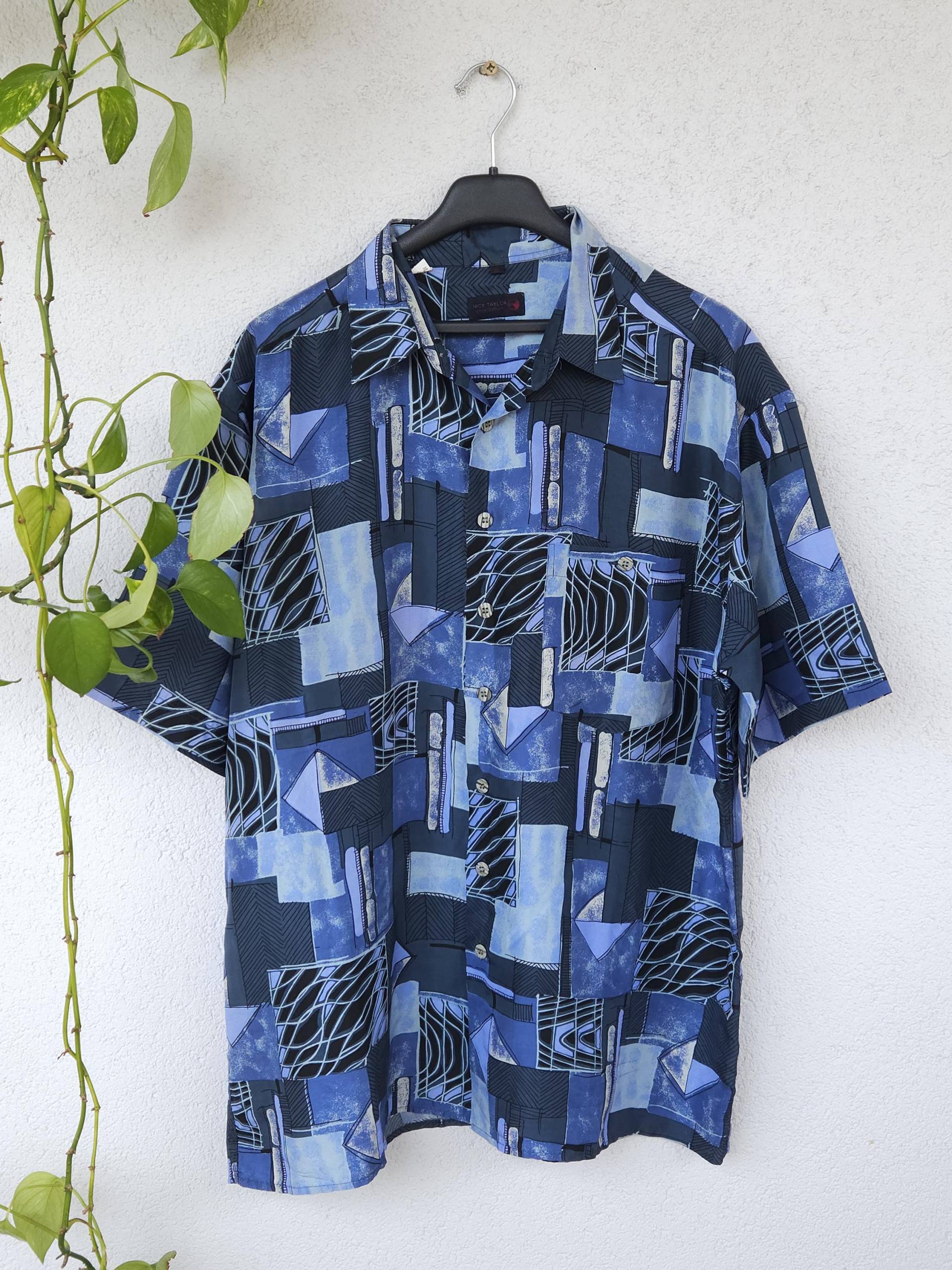 Vintage 90Er Seidenhemd Von Nick Taylor - Kurzarm Herren Größe Xl Blaues Crazy Pattern Retro Muster Luftiges Reine Seide Sommer Shirt von VaiaVintage