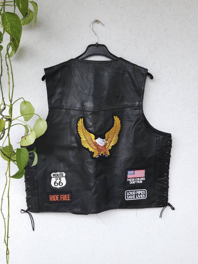 Vintage Biker Büffelleder Weste Mit Patches Von Diamond Plate - Herren Größe Xl Motorrad Seitlicher Schnürung Patchwork 90S von VaiaVintage