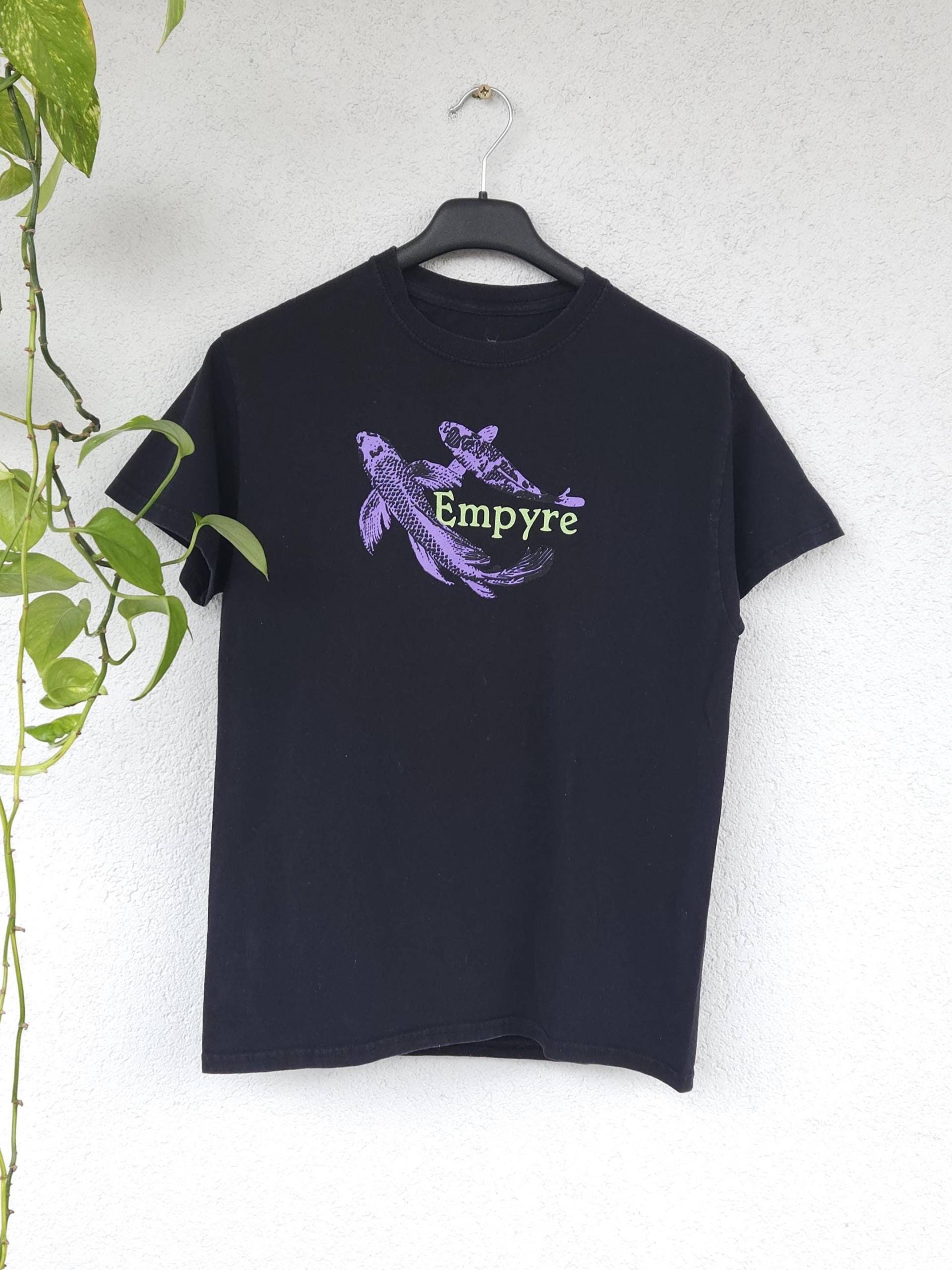 Vintage Graphic T-Shirt Von Empyre - Unisex Größe M Schwarzes Shirt Mit Koi-Fisch Aufdruck Streetwear von VaiaVintage