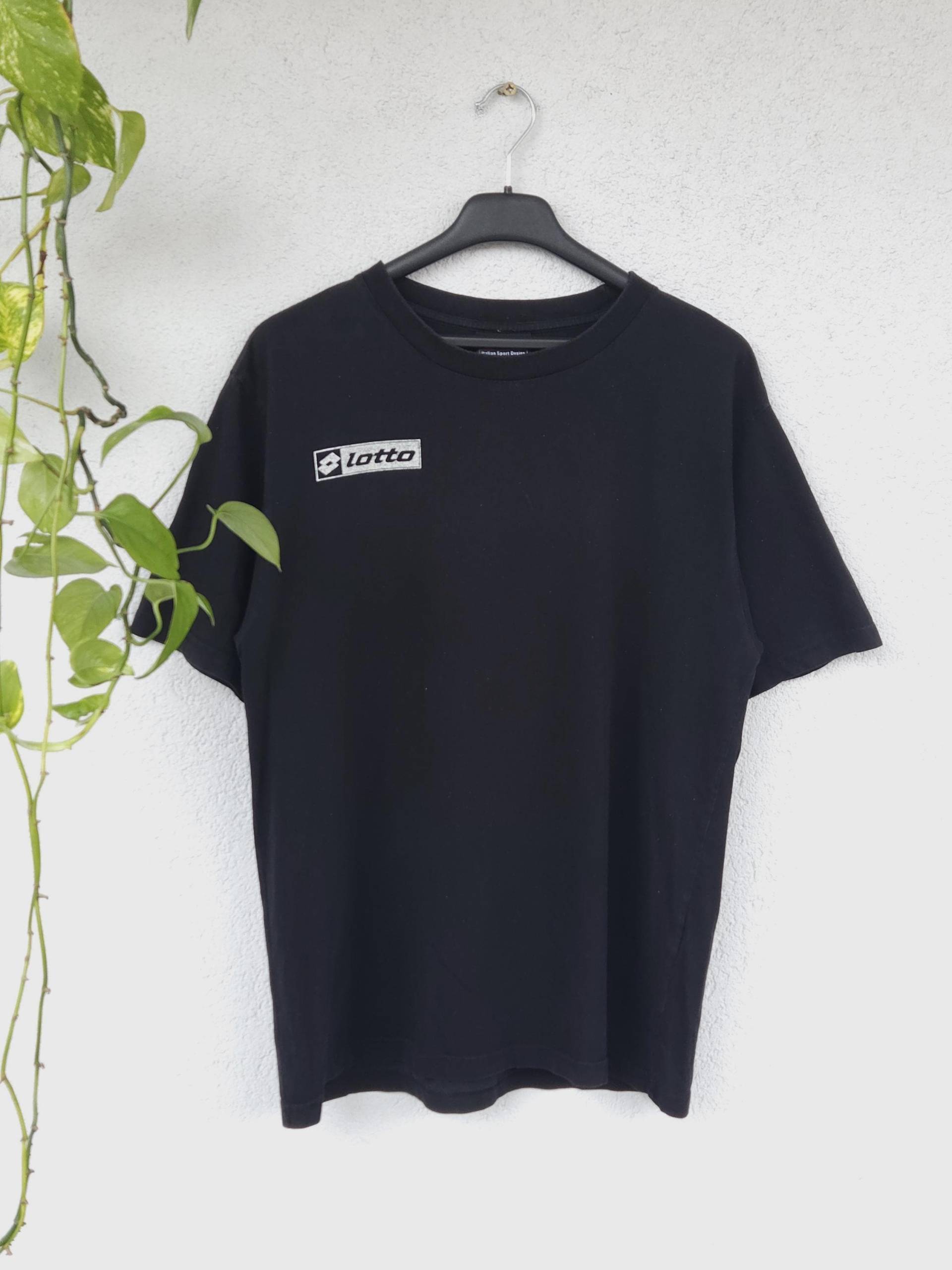 Vintage Graphic T-Shirt Von Lotto - Herren Größe M-L Schwarzes Shirt Mit Aufdruck Retro Sportswear von VaiaVintage