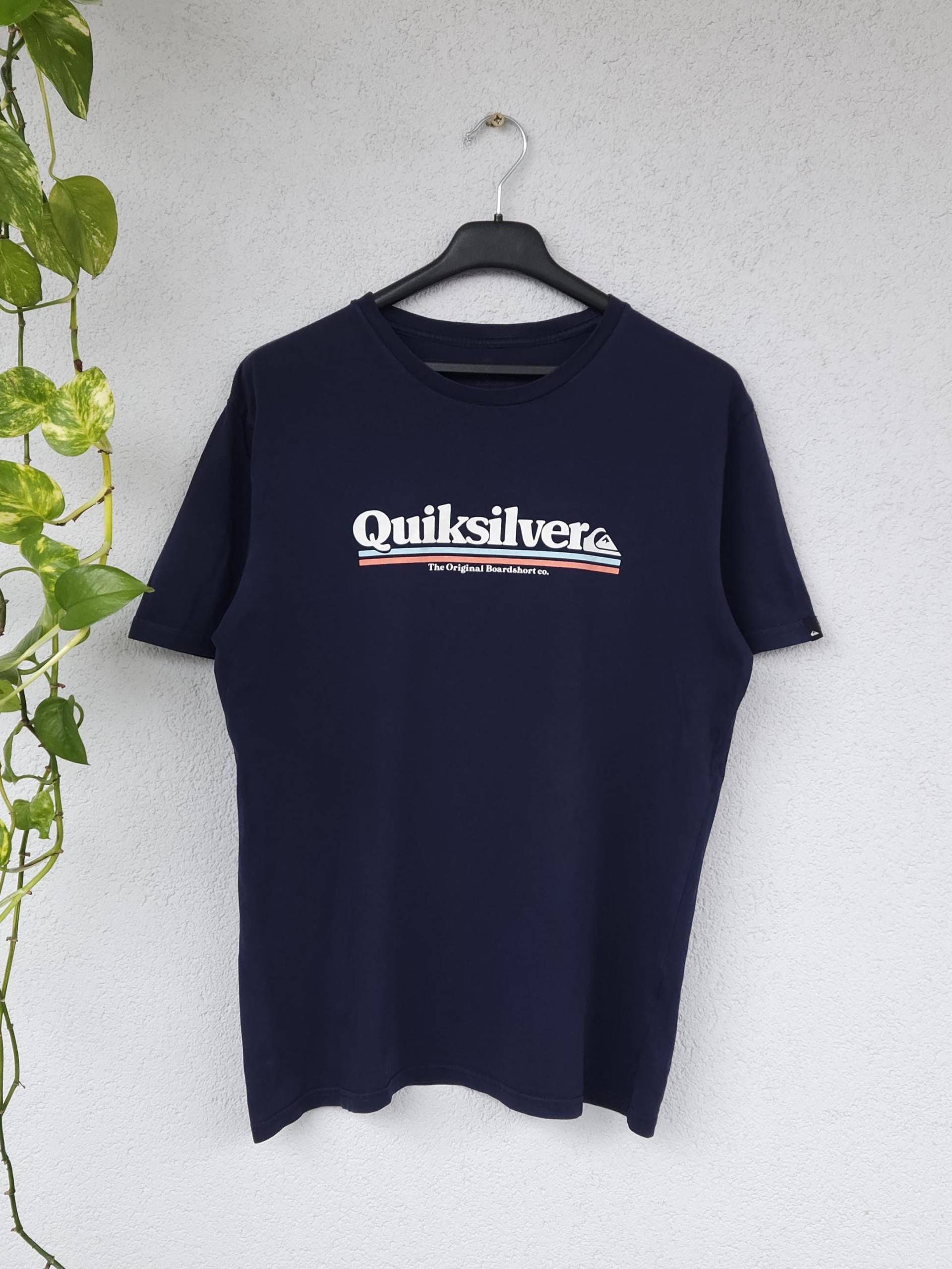 Vintage Graphic T-Shirt Von Quiksilver - Herren Größe L Marineblaues Surfer Sommer Shirt Mit Frontprint Sportswear von VaiaVintage