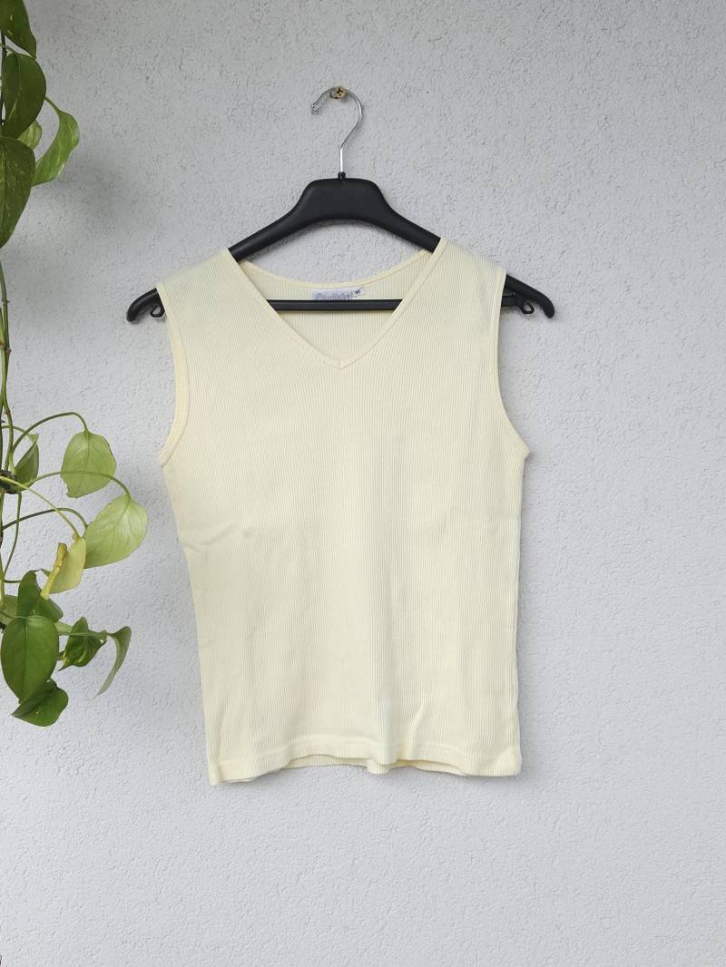 Y2K Camisole Geripttes Tank Top Von Cartiste - Süßes Trägerhemd Pastell Gelb Damen Größe M Ärmelloses Shirt Vintage von VaiaVintage