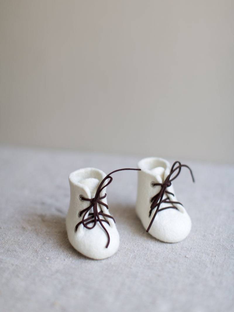 Baby-Dusche-Geschenk Neugeborenen Booties, Bio Wolle Stiefel, Gefilzte Unisex Umweltfreundliche Natürliche Elfenbein Weiße Schnürschuhe von VaidaPetreikis