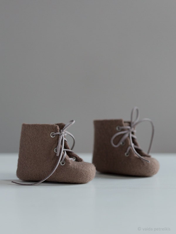 Baby Schühchen Aus Wolle - Braune Babyschuhe Zum Schnüren, Geschenk Für Neugeborene Bis Ein Jahr von VaidaPetreikis