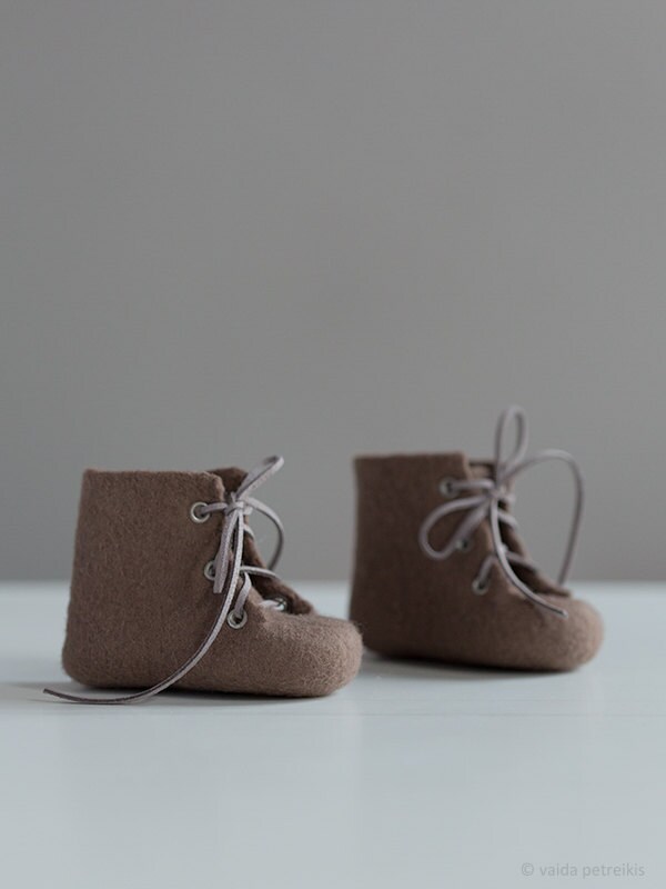 Baby Schühchen Aus Wolle - Braune Babyschuhe Zum Schnüren, Geschenk Für Neugeborene Bis Ein Jahr von VaidaPetreikis