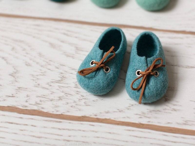 Blaue Wolle Baby Krippe Schuhe Mit Brauner Spitze, Hausschuhe Weicher Sohle Für Neugeborene Und Prewalker, Niedliche Selbstgemachte Unisex Farbe von VaidaPetreikis