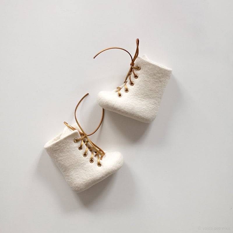 Erste Weihnachtsschuhe Mit Goldenen Schnürsenkeln, Natürliche Bio Elfenbein Weiße Merinowolle Gefilzte Stiefel Für Mädchen Taufe, Taufschuhe Babys von VaidaPetreikis