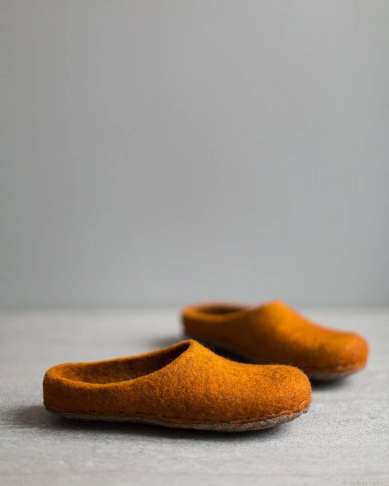 Gebrannte Orange Hausschuhe Für Frauen, Kürbis Gefilzte Wolle Hausschuhe, Sehr Bequeme Barfuß Mit Weichen Genähten Sohlen von VaidaPetreikis